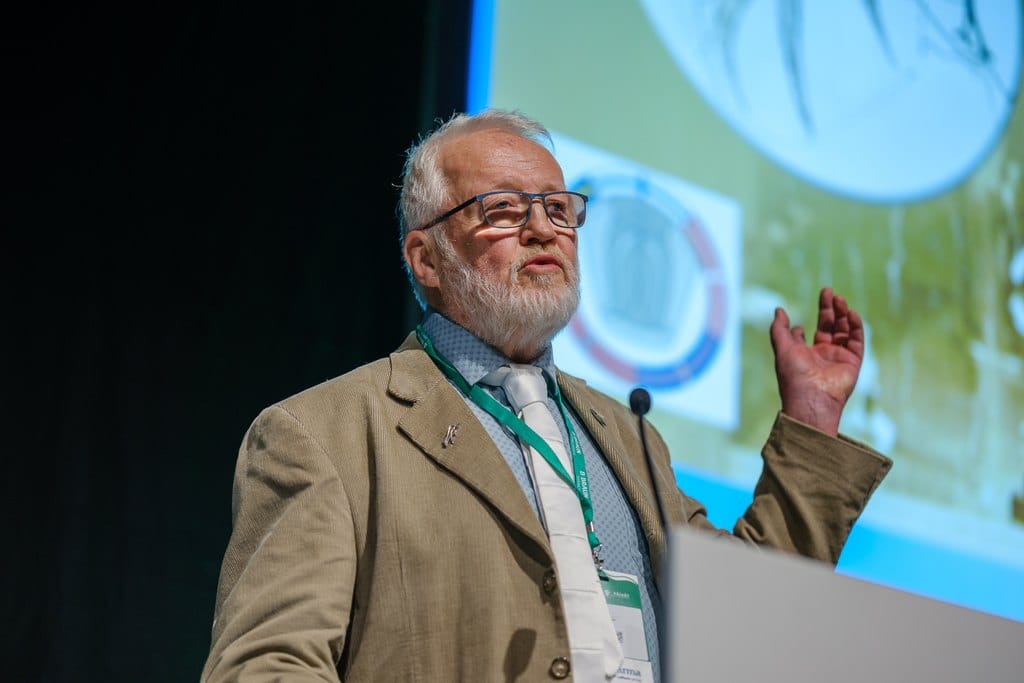 Antti Oksanen pitää puhetta lavalla Eläinlääkäripäivillä.